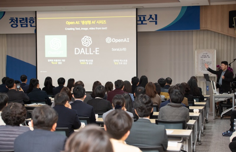 ★ [사진] AI정책전략대학원 김준하 원장 강의.jpg