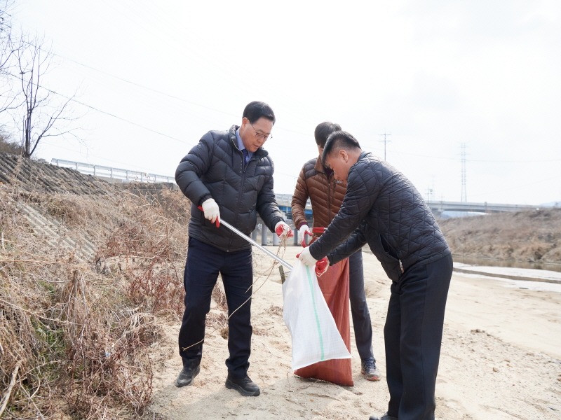 보도사진3(양주시, 회암천·신천 대청결 운동 실시…물의 소중함 되새기며 하천 정화 나서).jpg