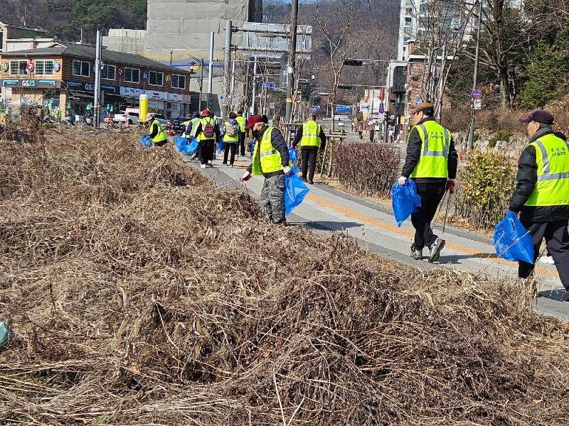 광주시 경안동, 봄철 손님맞이 클린데이 대청소 ‘구슬땀’ (2).jpg