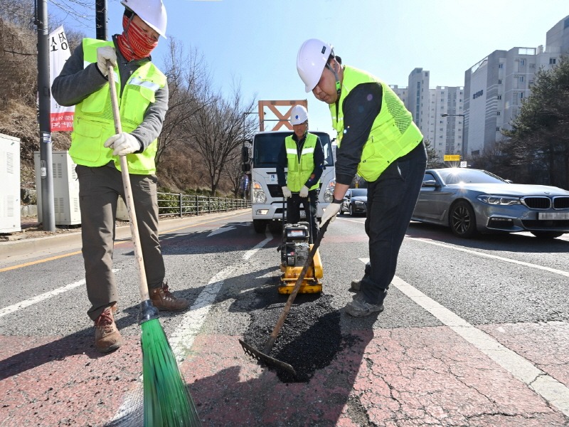 1-2. ‘도로 위 지뢰’, 수원시 포트홀 25시 기동대응반이 처리합니다.jpg