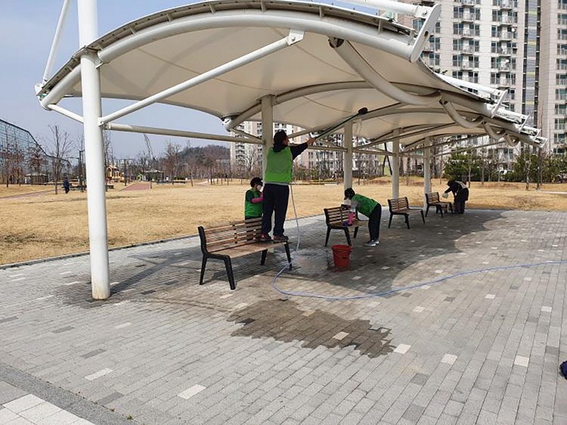 공원과-봄맞이 성남시내 모란근린공원 내 벤치 청소 중(자료사진).jpg