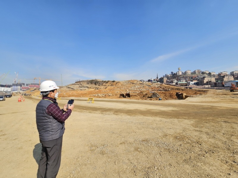 (광명2-1)광명시가 시민 건강 보호를 위해 봄철 고농도 미세먼지 줄이기에 행정력을 집중한다(드론을 활용한 공사장 비산먼지 단속).JPG