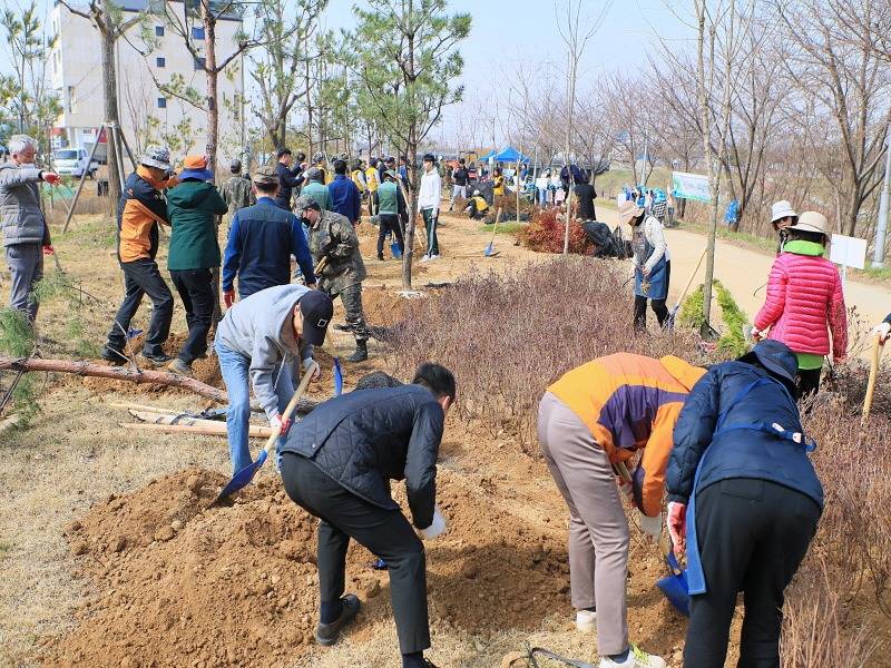 1 평택시 시민과 함께하는 나무심기 행사.JPG