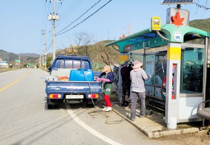 0405 정읍시, 시내버스 승강장 대청소로 쾌적한 교통환경 제공.jpeg