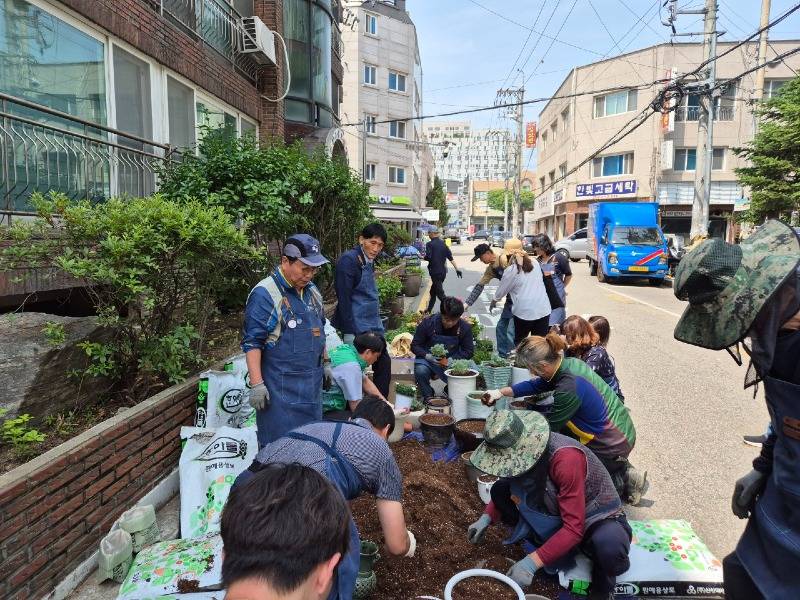 2.수원시, ‘가가호호 화분공유’권선1동 화분정원 시범거리 조성.jpg