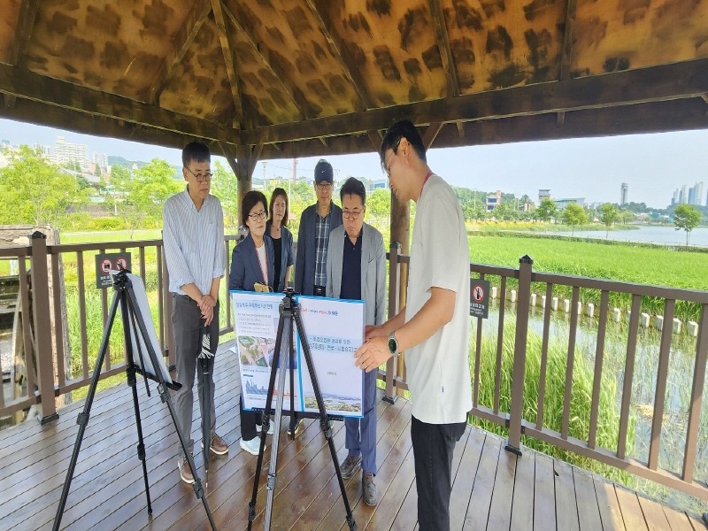 1.(사진)한강유역환경청장 왕송습지 방문(1).jpg