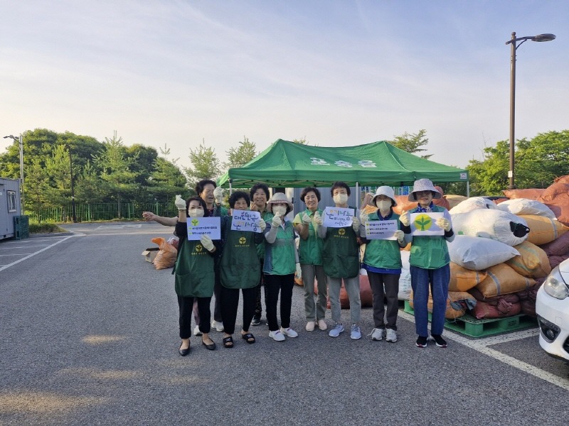 4-1 포승읍 새마을남녀지도자회 헌 옷 수거 행사 개최.jpg