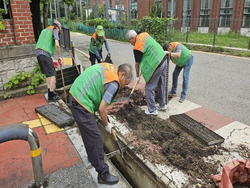 2.(사진)방재단 빗물받이 정화활동(1).jpg