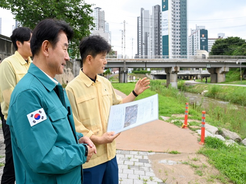 3.생태하천과(김동근 의정부시장, 집중호우 대비 하천시설물 안전점검 실시)1.JPG