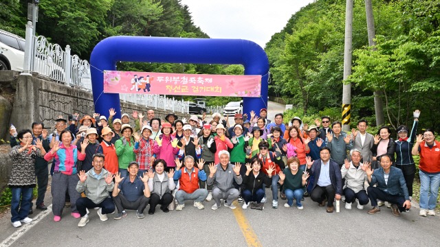 240708(월)사진자료(정선군 주민주도형 건강플러스마을 확대 추진_신동읍 두위봉 걷기 축제) (1).jpg