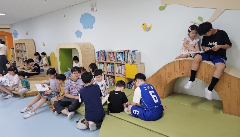 ★[사진1] 방림유치원 유아들과 방림초등학교 학생들의 독서활동 모습.jpg