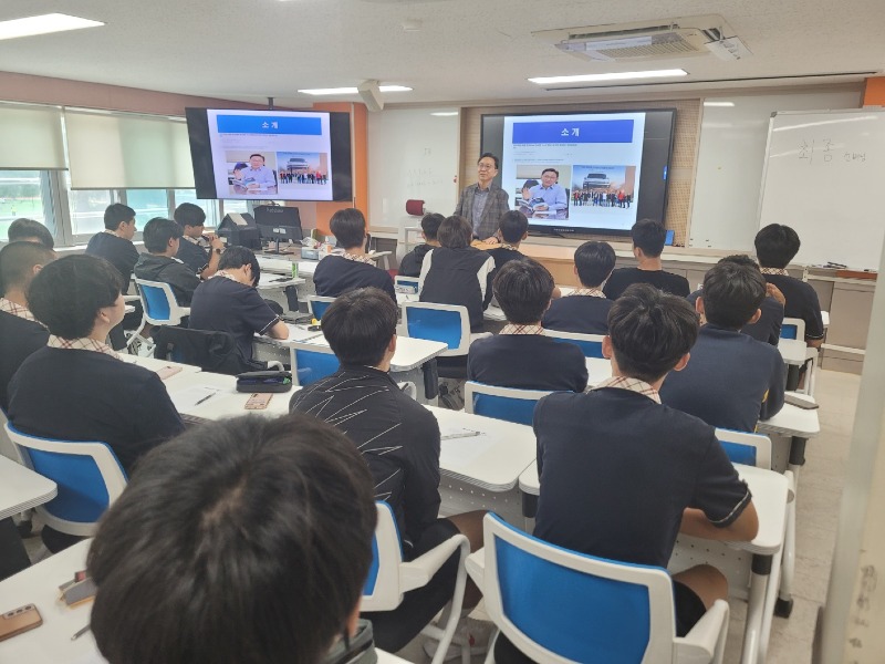 [0712]9.사진자료(강릉고, 2024학년도 학교 자율 교육과정 주간 운영)(GM코리아 고문 특강).jpg