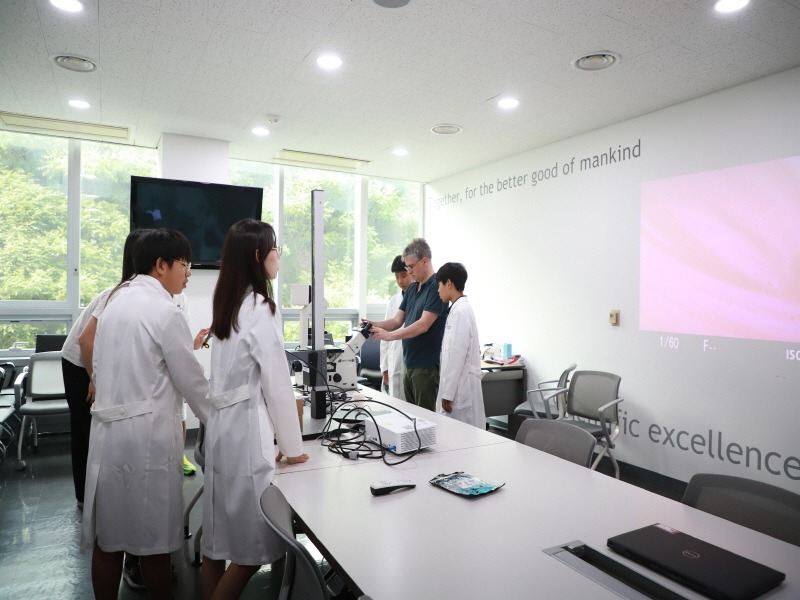 미래산업과- 파스퇴르 주니어 과학교실에 참여하고 있는 학생들 모습.jpg