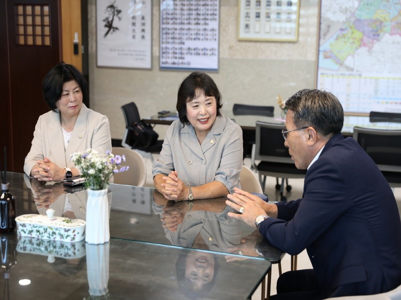 20240812_(왼쪽부터) 김찬심 부의장, 오인열 의장, 이상기 시흥교육지원청 교육장_시흥교육지원청 (1).jpg