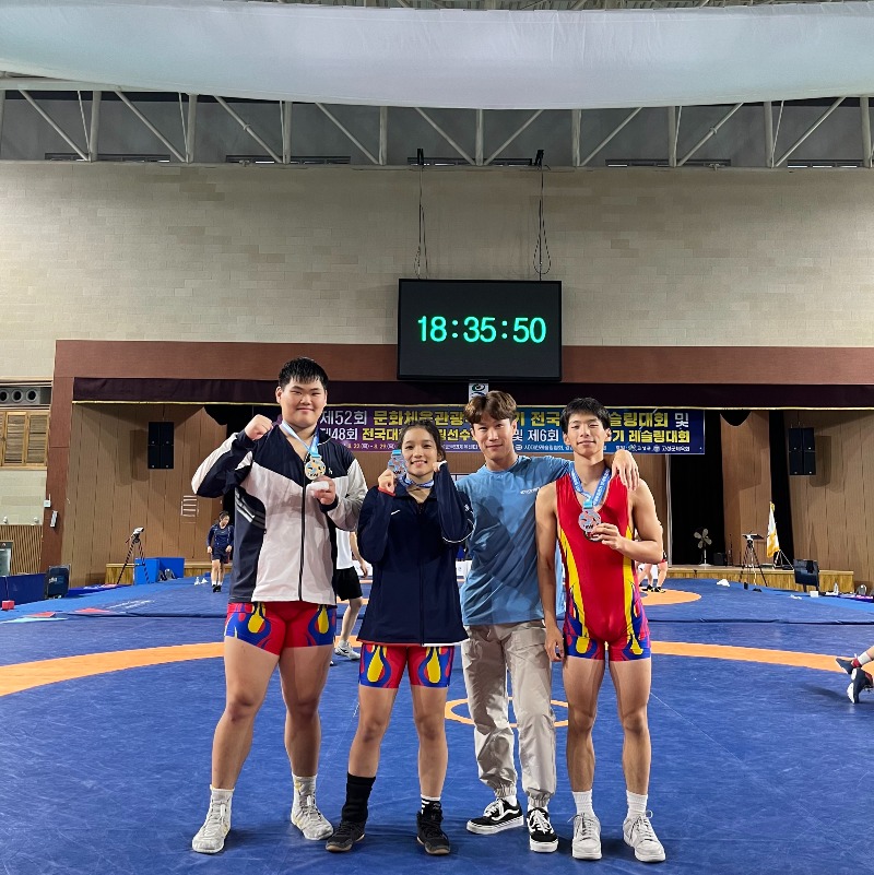 ★[사진1] 왼쪽부터 김무찬(3년) 김고운빛(1년) 신동현(자유형지도자) 박준령(1년).jpg