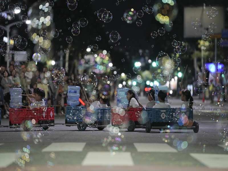 2023 과천공연예술축제에서 아이들이 비눗방울을 즐기고 있다.jpg