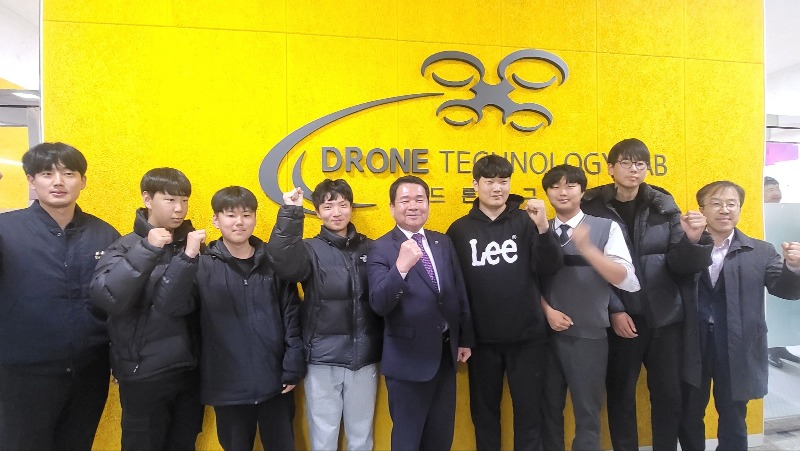 [0902]1.사진자료(강릉중앙고 산업용드론제어(금메달) 경기장 격려 방문(24.4.3.자-강원대회)).jpg