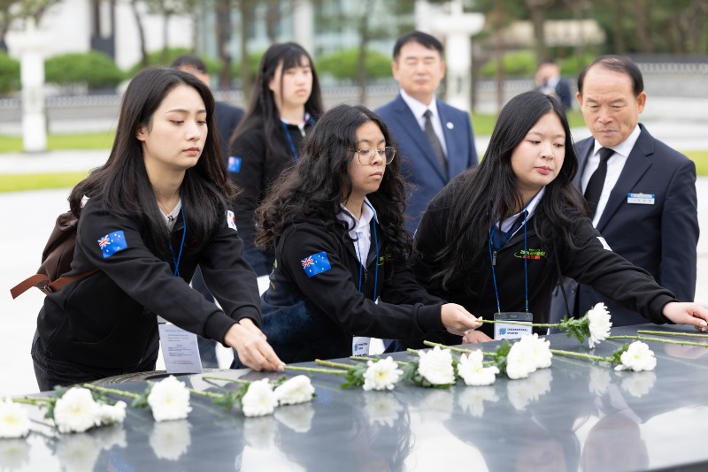 ★ [사진4] 헌화하는 호주 학생들.jpg