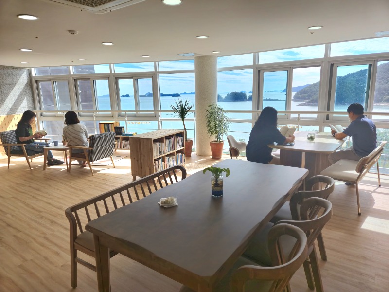 ★[사진1] 광주학생해양수련원 콘도동 4층 북카페에서 사람들이 독서와 휴식을 즐기고 있다.jpg