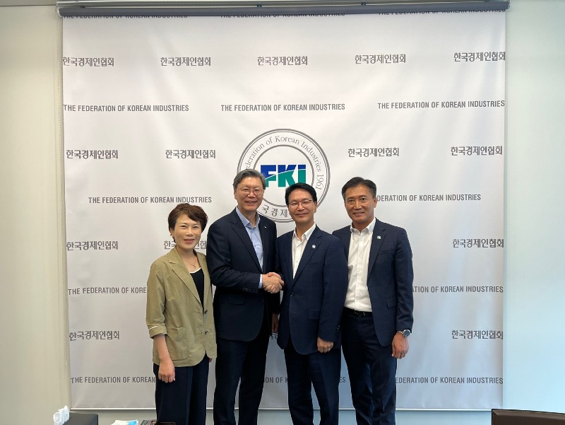 심덕섭 고창군수가 30일 김창범 한국경제인협회 부회장과 면담하고 지역현안을 건의하고 있다(2).jpg