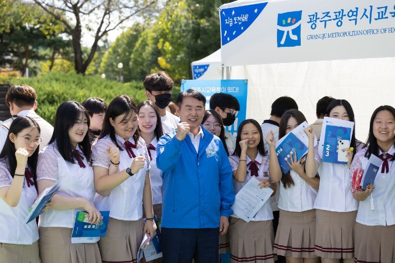 ★[사진1] _2024년 찾아가는 공직박람회_를 찾은 이정선 교육감과 학생들 단체사진.jpg