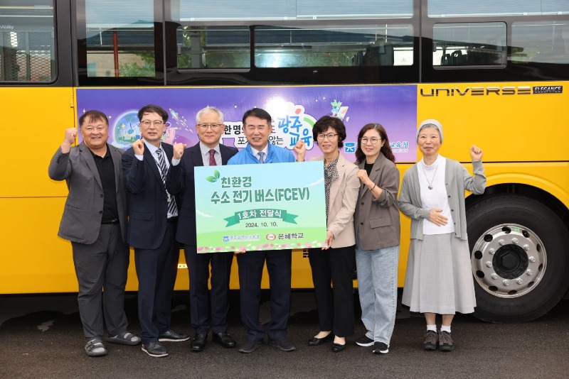 ★ [사진] 새로 도입된 친환경 수소차량에서 기념촬영.jpg