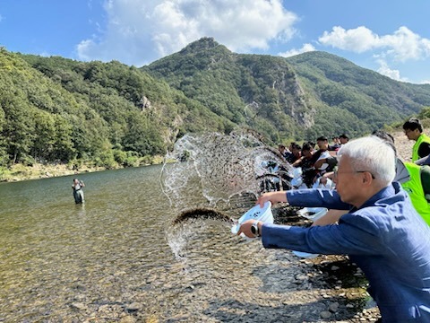 금강_다슬기_방류_모습_(1).jpg