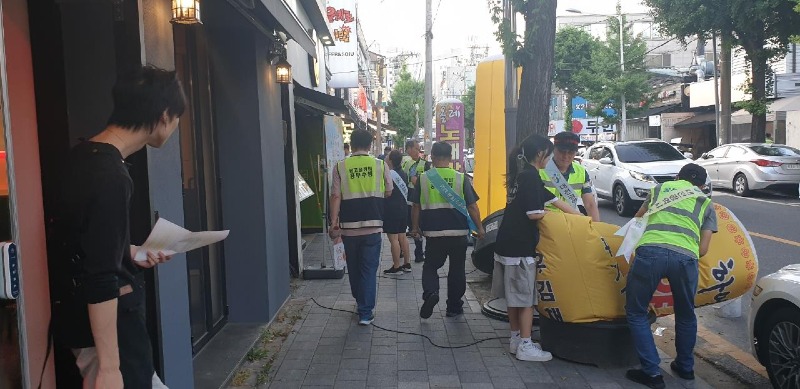 4. 초등학교 통학로 인도 점유 불법풍선광고물 정비.jpg