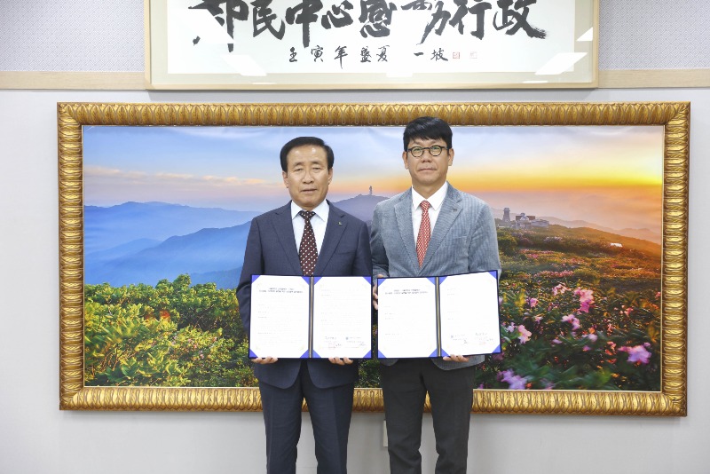 사본 -보도 1) 단양군-서울대 산학협력단 MOU 체결(우측 서울대학교 보건대학원 부원장 이승묵 교수) (1).jpg