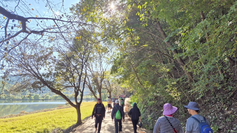 1. 아산시 ‘제1회 궁평저수지 맨발 황톳길 걷기 축제’ 성황리에 마쳐 (1).jpg