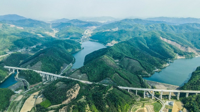 1. 사통팔달 음성, 교통망 ‘착착’ 확충(1)_사통팔달 교통망(삼형제 저수지변 평택제천고속도로(횡) 37번국도(왼쪽_종)).jpeg