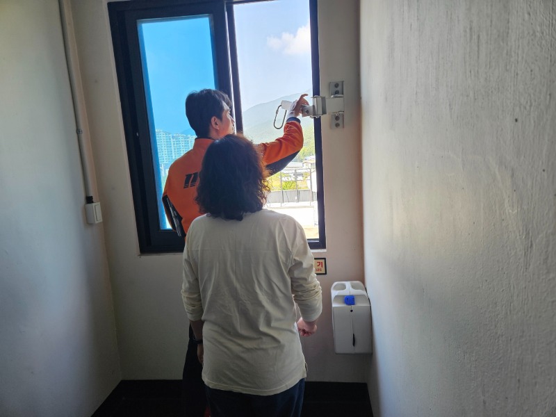 6. 수능 시험장 완강기 점검 사진.jpg