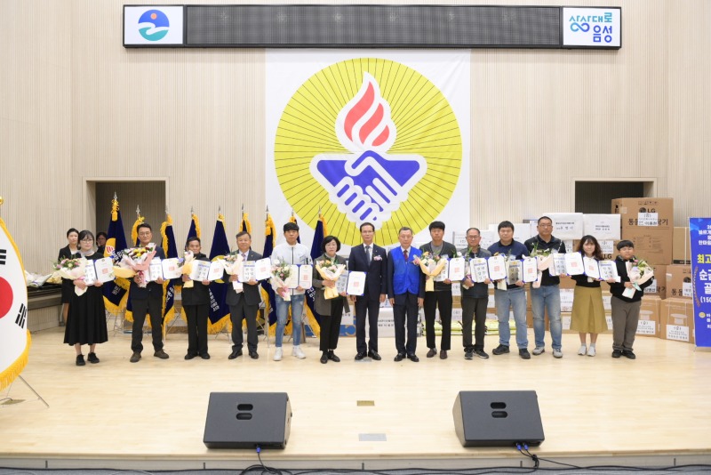 7. 바르게살기음성군協, 바르게살기운동 한마음 다짐대회 개최(3)_화목한 모범가정 시상.jpg