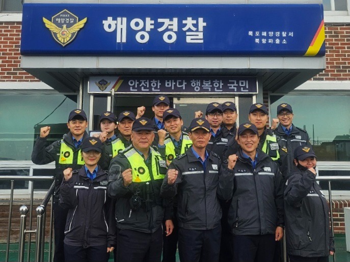 목포해경 북항파출소 직원들이 파출소 앞에서 기념촬영을 하고 있다.jpg