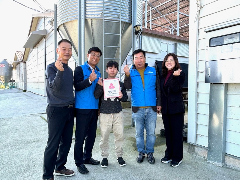 14_춘포면_하주1호 태양광발전소에 착한가게 현판 전달.jpg
