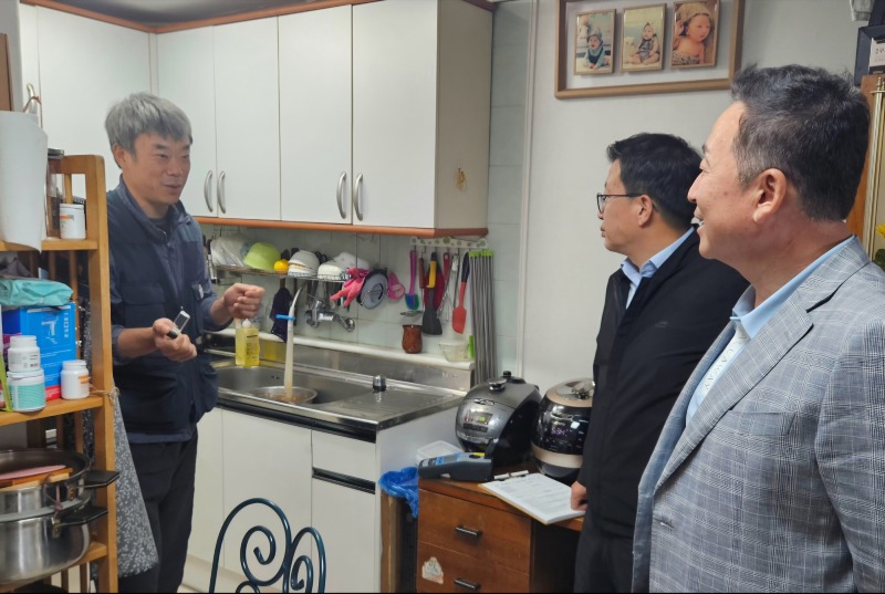 3. 8월부터 11월까지 관내 노후 공동주택에서 추진된 옥내배관 진단 세척사업1.jpg