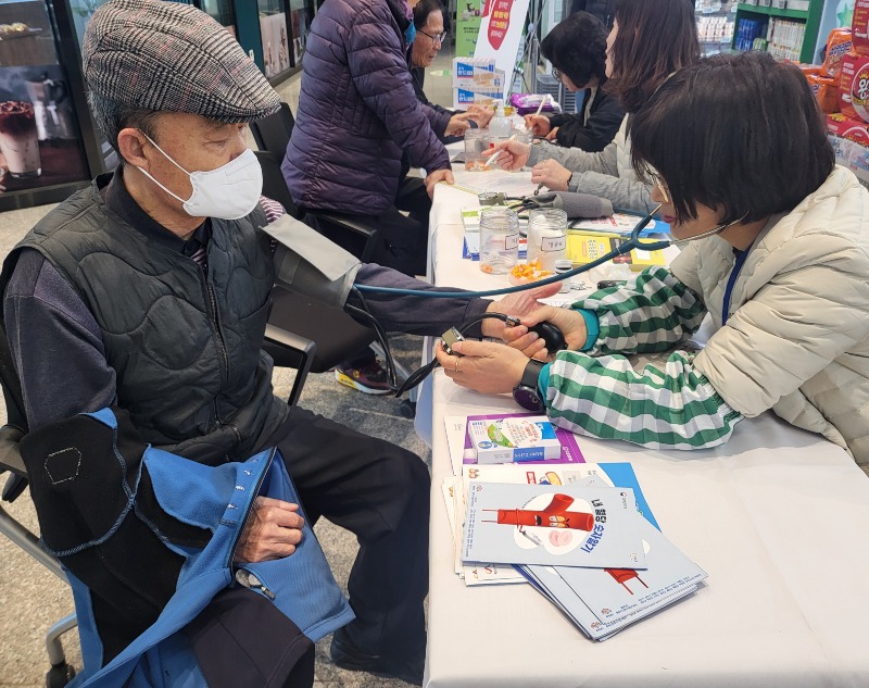 1. 서산시 보건소 관계자가 ‘찾아가는 만성질환관리 프로그램’에서 시민의 건강진단을 지원하는 모습.jpg