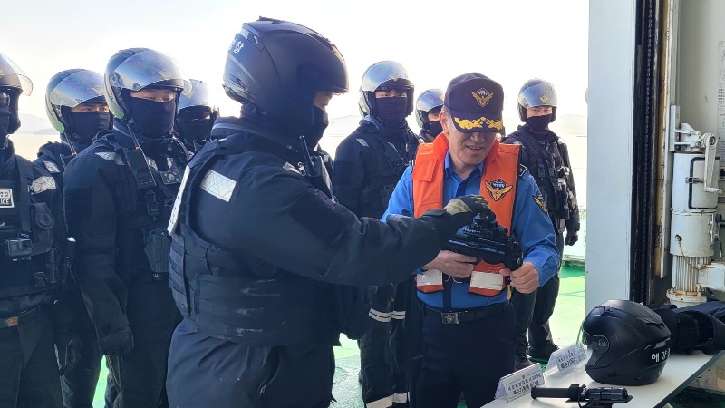 권오성 목포해양경찰서장이 3009함에서 해상특수기동대 장비를 점검하고 있다 (1).jpg
