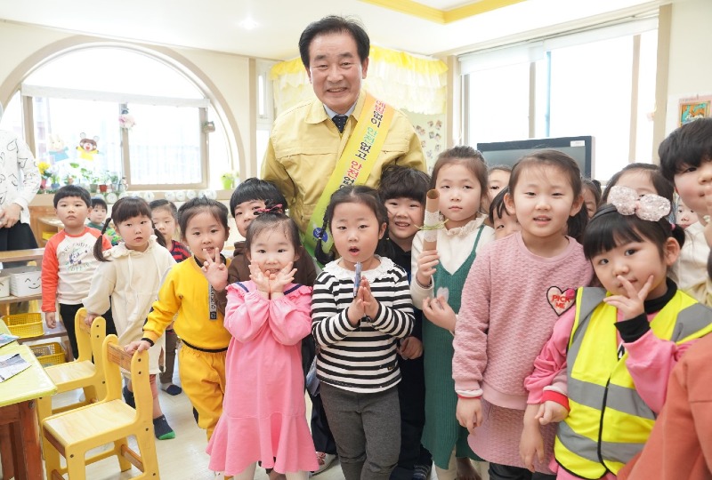 송기섭군수 어린이집 방문 사진.jpg