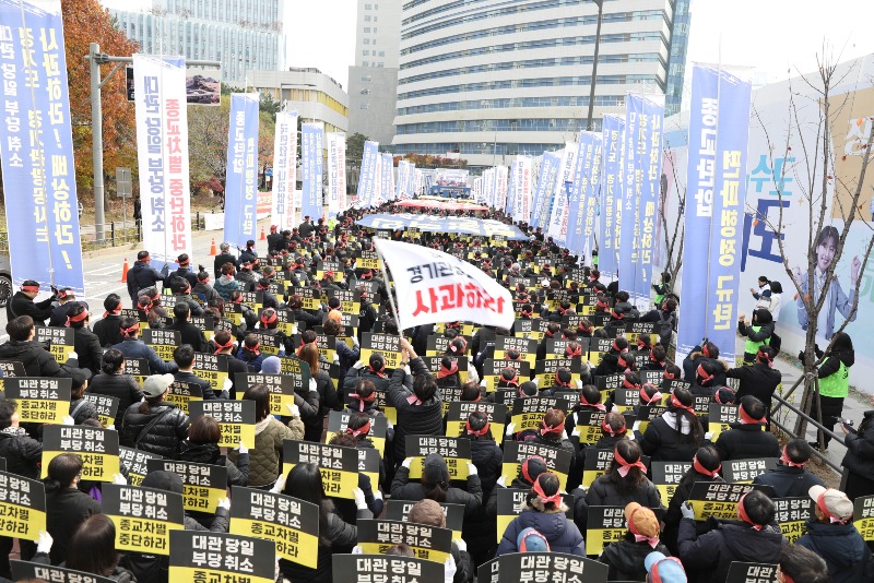 사진2_20일_경기도청_앞에서_열린_‘편파적인_종교탄압_규탄_결의대회’_릴레이_집회에_신천지_서울야고보지파_성도들이.JPG