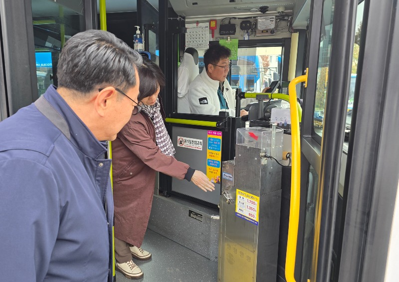 20-1 청주시, 시내버스 요금인상 홍보실태 점검_사진(김진섭 건설교통국장(왼쪽)이 시내버스에 부착된 요금인상 안내문을 점검하고 있다.).jpg