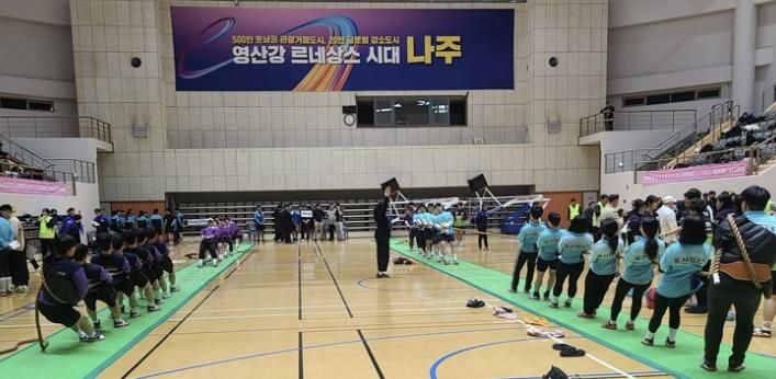 (사)대한민국줄다리기협회, 나주시줄다리기협회에서 주최·주관한 제6회 전국 줄다리기 최강전이 나주종합스포츠파크 다목적체육관에서 개최됐다. 전국 40팀, 동호인 410여명이 참가했다. (사진제공-나주시)