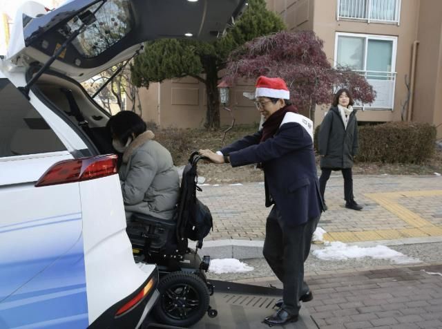 따뜻한 마음이 전해지는 크리스마스 이브, 산타로 나타난 의왕도시공사 노성화 사장의 특별한 선물
