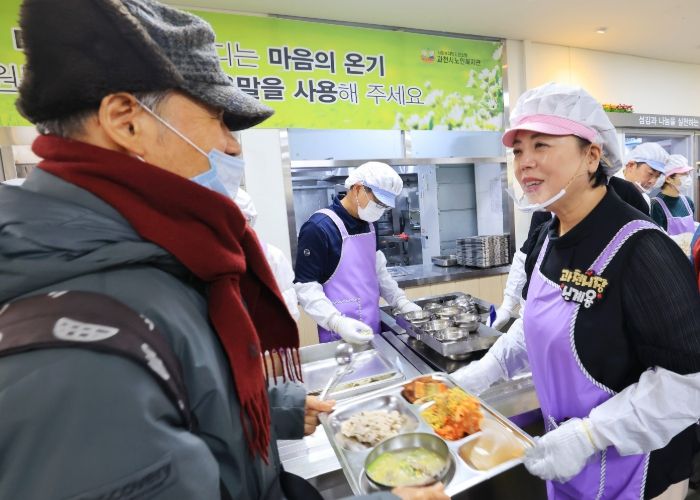 신계용 과천시장, 설 맞아 노인복지관에서 배식봉사하며 명절 인사 나눠
