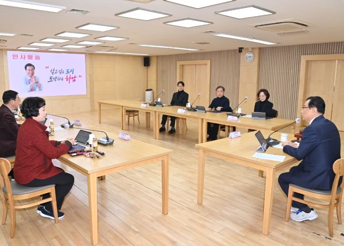 이현재 하남시장이 13일 하남시청 상황실에서 열린 ‘2025년 하남시 생활보장 등 심의위원회’에서 인사말씀을 전하고 있다.