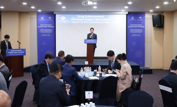 이종욱 관세청 조사국장이 8일 오전 서울에서 열린 '아태지역 세관당국 마약단속 전문가 워크숍'에서 모두 발언하고 있다.