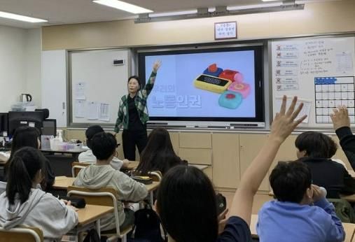 수원시가 ‘찾아가는 청소년 노동인권 및 노동법 교육’을 하고 있다