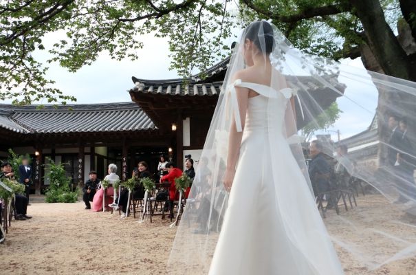 전라남도 나주시가 예비부부의 결혼식 비용 부담을 덜기 위해 지역 명소를 결혼식작으로 무료 대관하고 꾸밈비용 100만원을 지원하는 ‘공공결혼식’ 지원사업을 올해부터 본격 추진하고 있다. 사진은 지난 4월 21일 제1호 공공결혼식 모습. (사진제공-나주시)