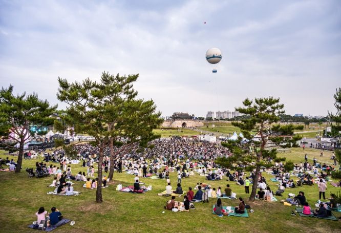 수원지역 만세운동이 있었던 수원화성 연무대를 시민들이 자유롭게 즐기고 있는 모습.