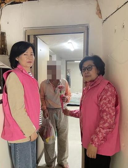 구리시 교문1동지역사회보장협의체, 어버이날 맞아 사랑의 카네이션 전달